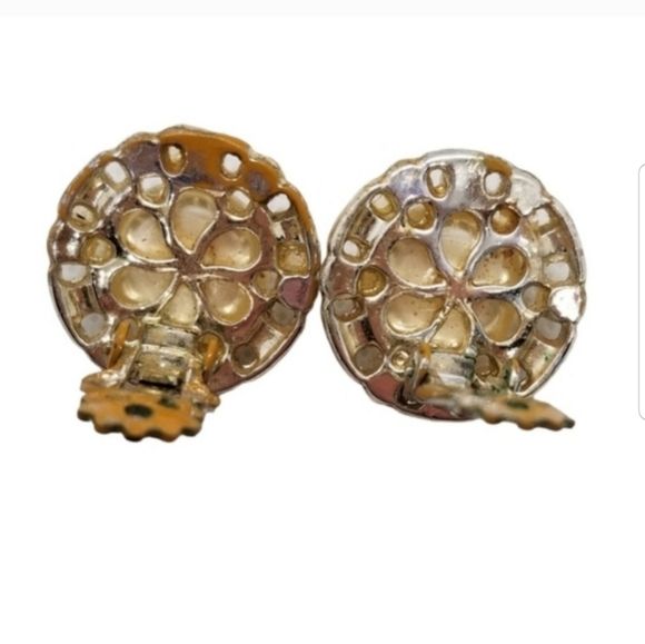 LISNER VINTAGE GOLDTONED & FAUX PEARL BUTTON STYLE CLIP ON EARRINGS - Picture 5 of 6